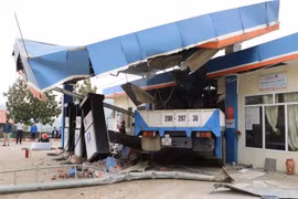Hiện trường vụ tai nạn thảm khốc chiếc xe cẩu đâm vào cây xăng làm 5 người thương vong. (Ảnh: Quý Trung/TTXVN)