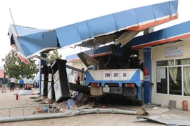 Hiện trường vụ tai nạn thảm khốc chiếc xe cẩu đâm vào cây xăng làm 5 người thương vong. (Ảnh: Quý Trung/TTXVN)
