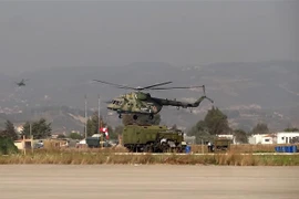 Trực thăng quân sự tại căn cứ không quân Hmeimim của Nga ở Latakia, Syria. (Ảnh: AFP/TTXVN)