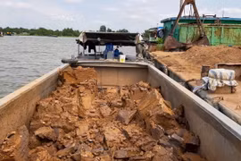 Sà lan khai thác đất sét trái phép bị tạm giữ. (Ảnh: TTXVN phát)