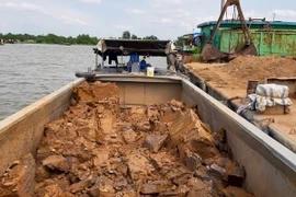 Sà lan khai thác đất sét trái phép bị tạm giữ. (Ảnh: TTXVN phát)
