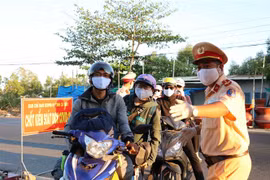 Lực lượng làm nhiệm vụ hướng dẫn người dân vào khai báo y tế cũng như thông tin về lịch trình di chuyển. (Ảnh: Thế Anh/TTXVN)