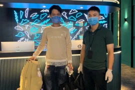 Công dân Hà Vĩ Lâm (trái) cùng cán bộ Đại sứ quán. (Ảnh: Đại sứ quán cung cấp)