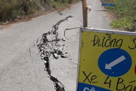 Đoạn đường trên Tỉnh lộ 965 bị sụt lún, sạt lở nghiêm trọng. (Ảnh: TTXVN phát)