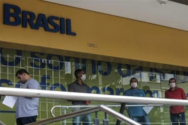 Người dân đeo khẩu trang phòng dịch COVID-19 tại Sao Paulo, Brazil. (Ảnh: THX/TTXVN)