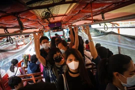 Người dân đeo khẩu trang để phòng tránh lây nhiễm COVID-19 tại Bangkok, Thái Lan. (Ảnh: AFP/TTXVN)