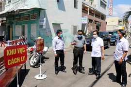 Lãnh đạo tỉnh Bình Thuận kiểm tra công tác phòng chống dịch COVID- 19 tại các điểm cách ly. (Ảnh: Nguyễn Thanh/TTXVN)