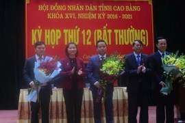 Lãnh đạo Ủy ban nhân dân tỉnh Cao Bằng tặng hoa chúc mừng các đồng chí được bầu là Phó Chủ tịch Ủy ban nhân dân tỉnh, Ủy viên Ủy ban nhân dân tỉnh Cao Bằng, nhiệm kỳ 2016-2021. (Ảnh: Chu Hiệu/TTXVN)