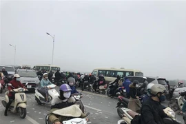 Vụ tai nạn khiến giao thông ùn tắc cả 2 chiều trên cầu Vĩnh Tuy. (Ảnh: Minh Quyết/TTXVN)