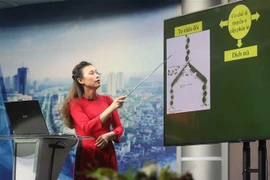 Một bài giảng trực tuyến trên truyền hình Hà Nội. (Ảnh: Thanh Tùng/TTXVN)