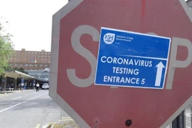 Bảng chỉ dẫn đường đến khu xét nghiệm COVID-19 trước cửa một bệnh viện tại thành phố Cape Town, Nam Phi. (Ảnh: Phi Hùng/TTXVN)