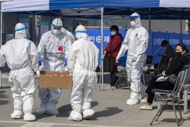 Nhân viên y tế chuẩn bị tiếp nhận bệnh nhân nghi nhiễm COVID-19 tại một trung tâm y tế ở Daegu, Hàn Quốc. (Ảnh: THX/TTXVN)