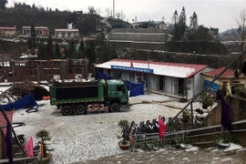 Mưa đá dày đặc sáng 3/3 tại 3 xã vùng cao Dào San, Tung Qua Lìn, Mù San của huyện Phong Thổ, Lai Châu, đã gây khó khăn trong các hoạt động. (Ảnh: Việt Hoàng/TTXVN)