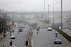 Hà Nội có mưa nhỏ, mưa phùn và sương mù. (Ảnh: Huy Hùng/TTXVN)