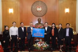 Chủ tịch Ủy ban Trung ương Mặt trận Tổ quốc Việt Nam Trần Thanh Mẫn tiếp nhận ủng hộ của Bộ Công Thương. (Ảnh: TTXVN phát)