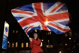 Người dân ủng hộ Brexit tập trung tại Quảng trường Nghị viện Anh ở London, chờ đến thời khắc 23 giờ GMT tối 31/1/2020, thời điểm Anh chính thức rời EU. (Ảnh: AFP/TTXVN)