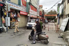 Lực lượng chức năng tiếp tục phong tỏa khu vực có người bay cùng chuyến bay với bệnh nhân COVID-19 tại Khu phố Trần Văn Lan (Cát Bi, Hải Phòng). (Ảnh: An Đăng/TTXVN)