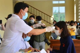 Các công dân được Trung tâm huấn luyện Dự bị động viên Đồng Nghệ kiểm tra sức khỏe trước khi trở về với gia đình. (Ảnh: Văn Dũng/TTXVN)