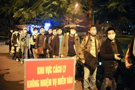 0 giờ ngày 25/3, đoàn người cách ly thứ hai từ Mỹ về đến khu cách ly gồm 83 thành viên. (Ảnh: TTXVN phát)