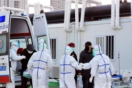 Bệnh nhân nhiễm COVID-19 được đưa tới chữa trị tại bệnh viện ở Vũ Hán, tỉnh Hồ Bắc, Trung Quốc. (Ảnh: THX/TTXVN)