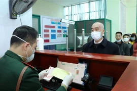 Cư dân biên giới làm thủ tục nhập cảnh vào Việt Nam tại Cửa khẩu Quốc tế Lào Cai. (Ảnh: Quốc Khánh/TTXVN)