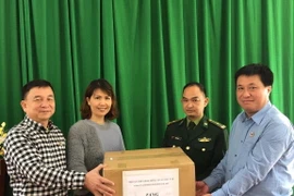 Hội Cựu chiến binh TTXVN cùng nhà tài trợ Công ty CP Suối Hai Galaxy tặng bộ Chỉ huy Bộ đội biên phòng tỉnh Hà Giang 300 chiếc khẩu trang. (Ảnh: PV/Vietnam+)