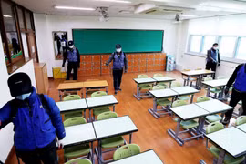 Nhân viên y tế tiến hành khử khuẩn lớp học tại Hàn Quốc. (Nguồn: abcnews.go.com)