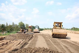 Các nhà thầu đang thi công gia tải, xử lý nền đất tại gói thầu XL-19 dự án cao tốc Trung Lương-Mỹ Thuận đầu tháng 3/2020. (Ảnh: Tiến Lực/TTXVN)