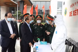 Thủ tướng Nguyễn Xuân Phúc kiểm tra tại xe xét nghiệm cơ động, Viện Y học dự phòng Quân đội. (Ảnh: Thống Nhất/TTXVN)