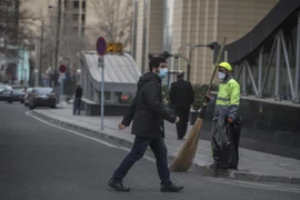 Người dân đeo khẩu trang để phòng tránh lây nhiễm COVID-19 tại Tehran, Iran. (Ảnh: THX/TTXVN)