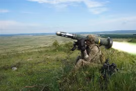 Binh sỹ Mỹ bắn tên lửa chống tăng Javelin trong cuộc tập trận tại Varpalota, Hungary. (Ảnh: AFP/TTXVN)