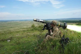 Binh sỹ Mỹ bắn tên lửa chống tăng Javelin trong cuộc tập trận tại Varpalota, Hungary. (Ảnh: AFP/TTXVN)