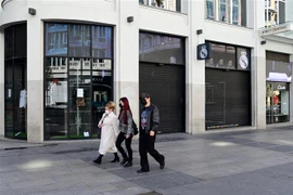 Người dân đeo khẩu trang phòng lây nhiễm COVID-19 tại Madrid, Tây Ban Nha. (Ảnh: THX/TTXVN)