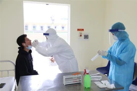 Nhân viên y tế lấy mẫu bệnh phẩm của người nghi nhiễm virus SARS-CoV-2 nhằm phát hiện sớm những người bị nhiễm. (Ảnh: Dương Giang/TTXVN)
