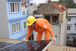 EVN HANOI lắp đặt hệ thống điện Mặt Trời áp mái. (Ảnh TTXVN phát)