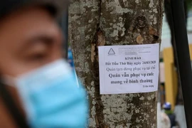 Một cơ sở kinh doanh càphê dán thông báo tạm ngưng phục vụ tại chỗ chuyển sang phục vụ mang về. (Ảnh: Trần Lê Lâm/TTXVN)