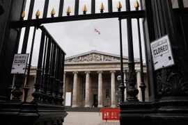 Viện bảo tàng quốc gia Anh ở London đóng cửa do tác động của dịch COVID-19. (Ảnh: THX/TTXVN)