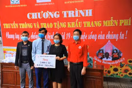 Công ty Honda ôtô Ninh Bình trao tặng 2.000 khẩu trang cho chương trình. (Ảnh: Minh Đức/TTXVN)