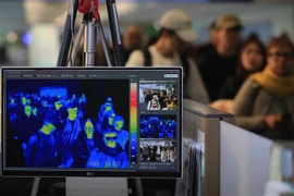 Thiết bị cảm biến nhiệt được sử dụng để kiểm tra thân nhiệt của hành khách tại sân bay quốc tế Incheon, Hàn Quốc. (Ảnh: Yonhap/TTXVN)