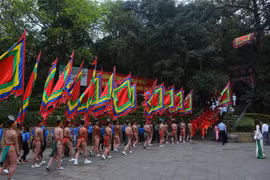 Đoàn rước bắt đầu khởi hành từ sân Trung tâm lễ hội để lên Đền Thượng. (Ảnh: Thành Đạt/TTXVN)