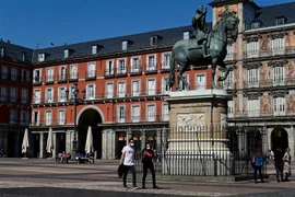 Cảnh vắng vẻ tại Plaza Mayor ở trung tâm Madrid, Tây Ban Nha ngày 14/3, sau khi chính quyền nước này ban bố tình trạng khẩn cấp quốc gia do dịch COVID-19. (Ảnh: AFP/TTXVN)