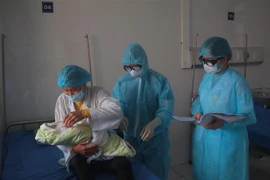 Y, bác sỹ thăm sức khỏe sản phụ sinh con tại khu vực cách ly phòng, chống dịch COVID-19. (Ảnh: Chu Hiệu/TTXVN)