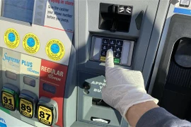 Đổ xăng cho phương tiện tại một trạm xăng ở Los Angeles, bang California, Mỹ. (Ảnh: AFP/TTXVN)