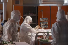 Bệnh nhân nhiễm COVID-19 được điều trị tại Istituto Clinico Casalpalocco ở Rome, Italy. (Ảnh: THX/TTXVN)