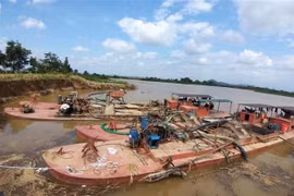Các tàu khai thác cát trái phép đang bị tạm giữ. Ảnh minh họa. (Ảnh: Hưng Thịnh/TTXVN)