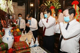 Các đại biểu dâng lễ Giỗ Đức Quốc Tổ Lạc Long Quân. (Ảnh: Trung Kiên/TTXVN)