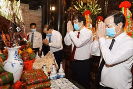 Các đại biểu dâng lễ Giỗ Đức Quốc Tổ Lạc Long Quân. (Ảnh: Trung Kiên/TTXVN)