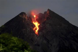 Núi lửa Merapi ở Indonesia phun nham thạch ngày 9/3/2019. (Ảnh: THX/TTXVN)