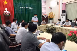 Ban chỉ đạo phòng, chống dịch COVID-19 tỉnh Kiên Giang làm việc khẩn cấp với Ủy ban nhân dân huyện Phú Quốc tối 15/3. (Ảnh: TTXVN phát)