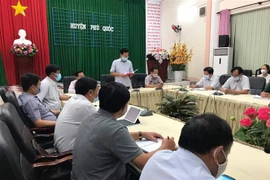 Ban chỉ đạo phòng, chống dịch COVID-19 tỉnh Kiên Giang làm việc khẩn cấp với Ủy ban nhân dân huyện Phú Quốc tối 15/3. (Ảnh: TTXVN phát)